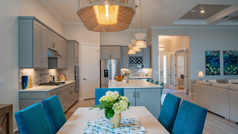 Esempio di una sala da pranzo aperta verso la cucina minimalista di medie dimensioni con pareti beige e pavimento in legno massello medio
