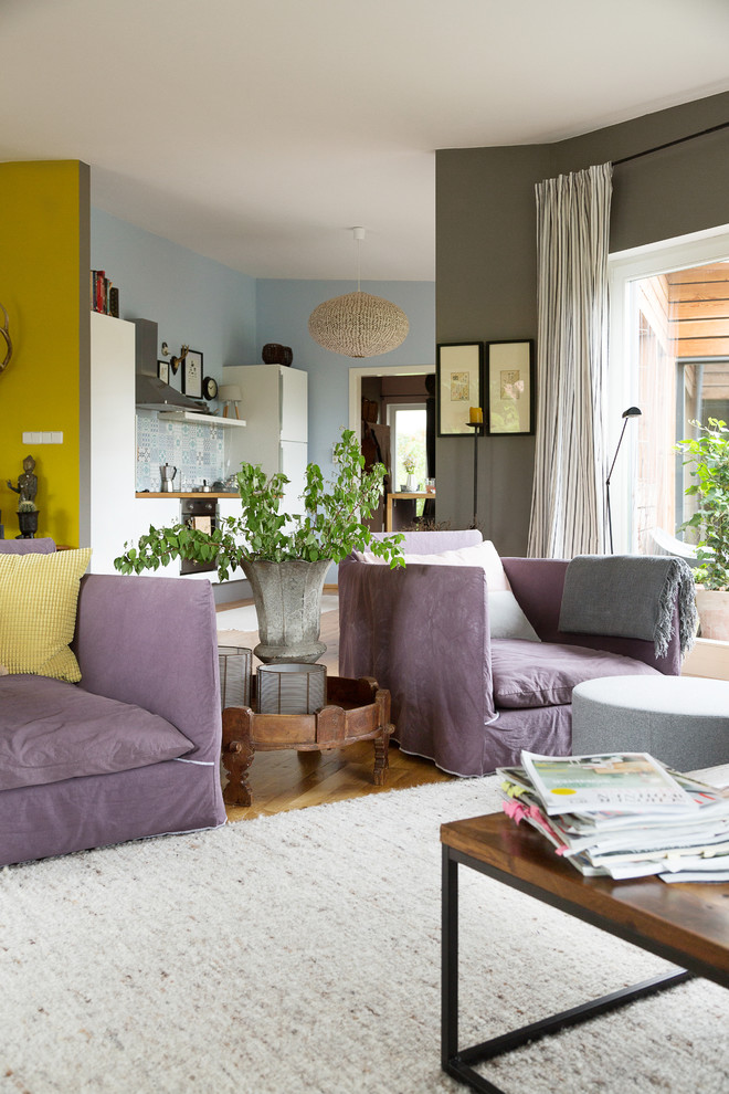 This is an example of an eclectic family room in Berlin.