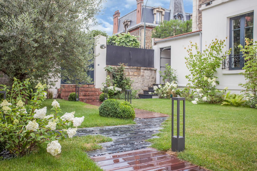Diseño de camino de jardín tradicional renovado de tamaño medio en primavera en patio delantero con entablado, jardín francés y exposición parcial al sol