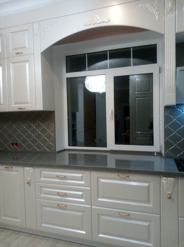 Кухня и гостиная с витринами