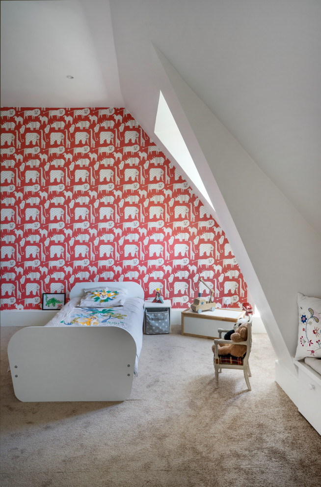Пример оригинального дизайна: нейтральная детская в современном стиле с спальным местом, белыми стенами, ковровым покрытием, бежевым полом и обоями на стенах для ребенка от 4 до 10 лет