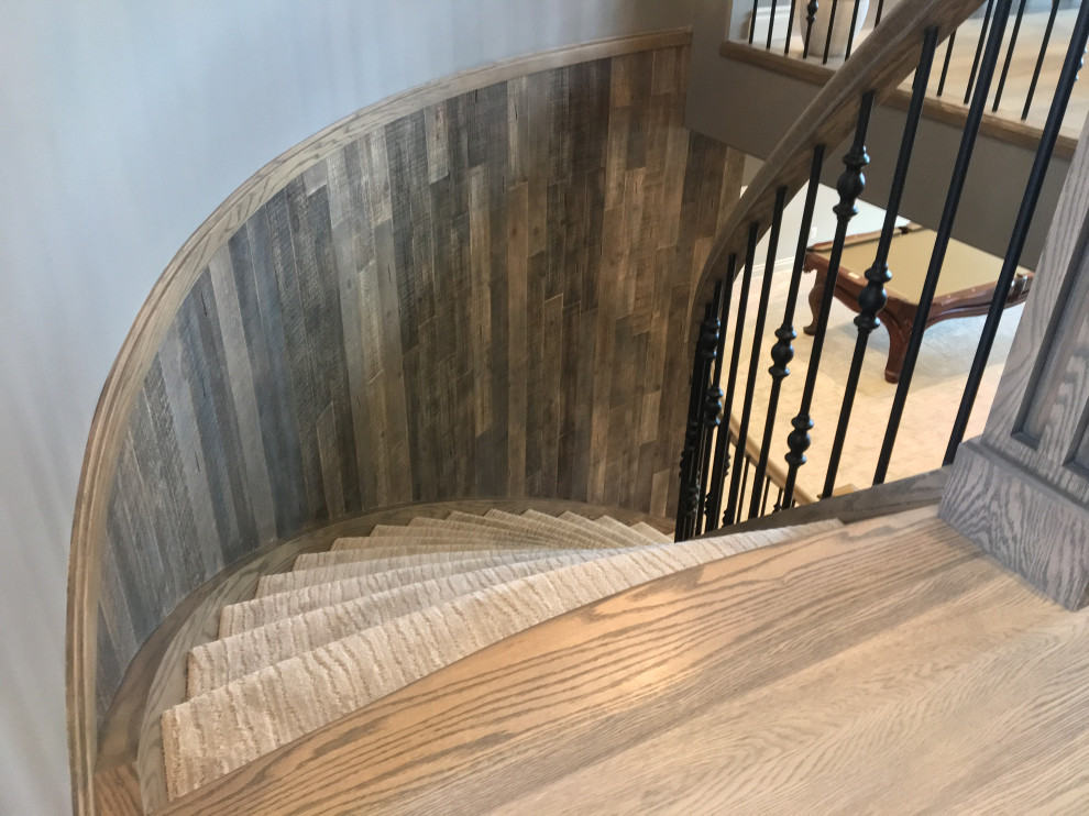 Ejemplo de escalera curva actual de tamaño medio con escalones enmoquetados, contrahuellas enmoquetadas, barandilla de varios materiales y madera