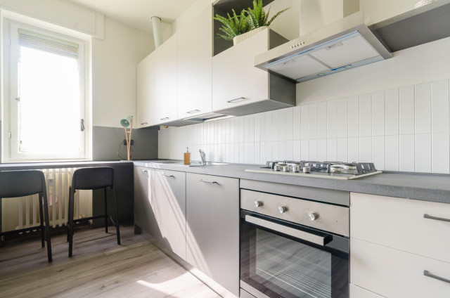 Una cucina lunga e stretta con tanto carattere minimalistisch-kueche