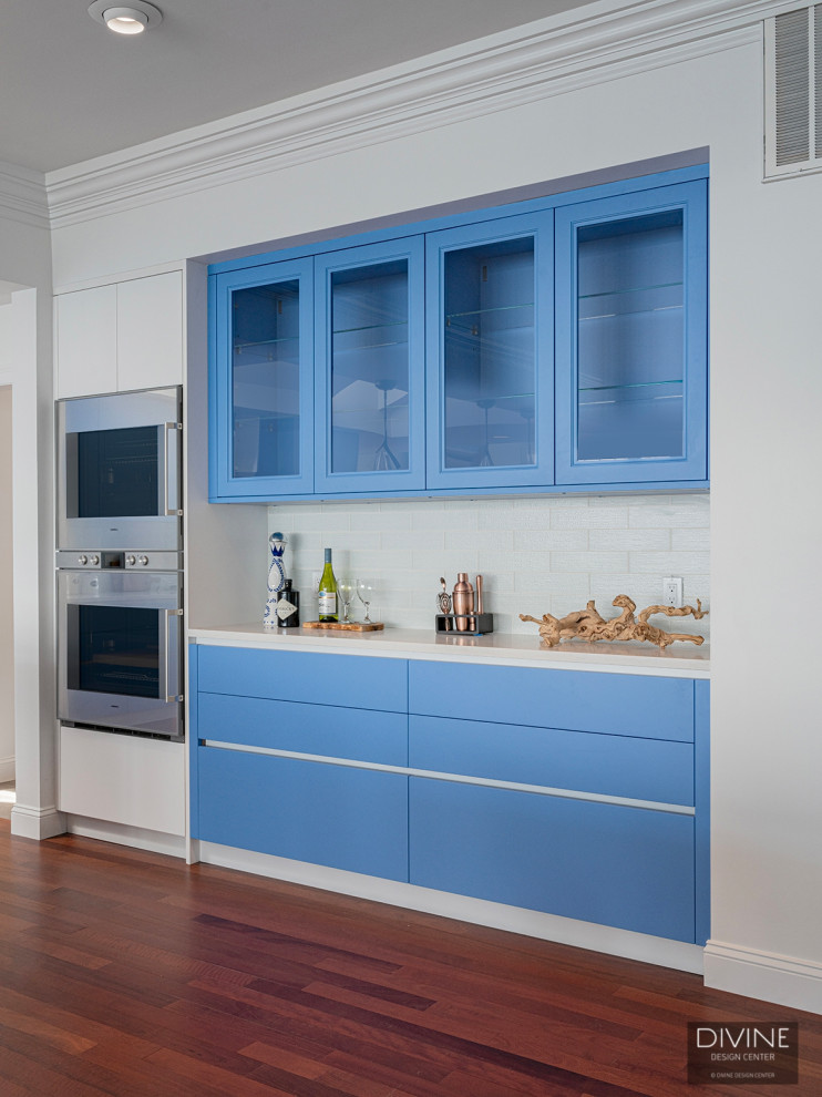 Esempio di un ampio angolo bar classico con ante di vetro, ante blu, top in marmo, pavimento in legno massello medio, pavimento marrone e top blu