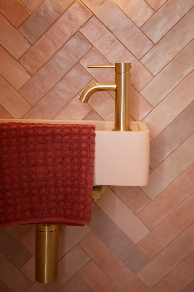 Пример оригинального дизайна: маленькая главная ванная комната в современном стиле с белыми фасадами, отдельно стоящей ванной, душем над ванной, унитазом-моноблоком, оранжевой плиткой, керамической плиткой, оранжевыми стенами, мраморным полом, настольной раковиной, столешницей из искусственного кварца, белым полом, шторкой для ванной, белой столешницей, тумбой под одну раковину, подвесной тумбой и любой отделкой стен для на участке и в саду