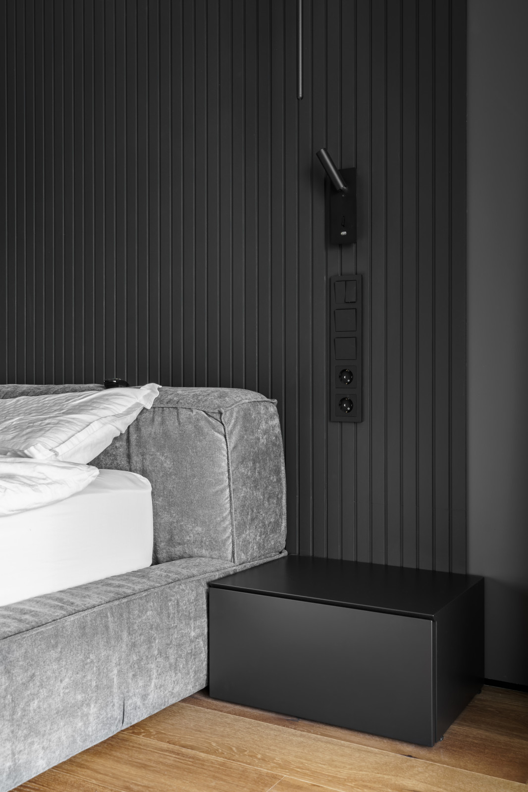 Черная тумба