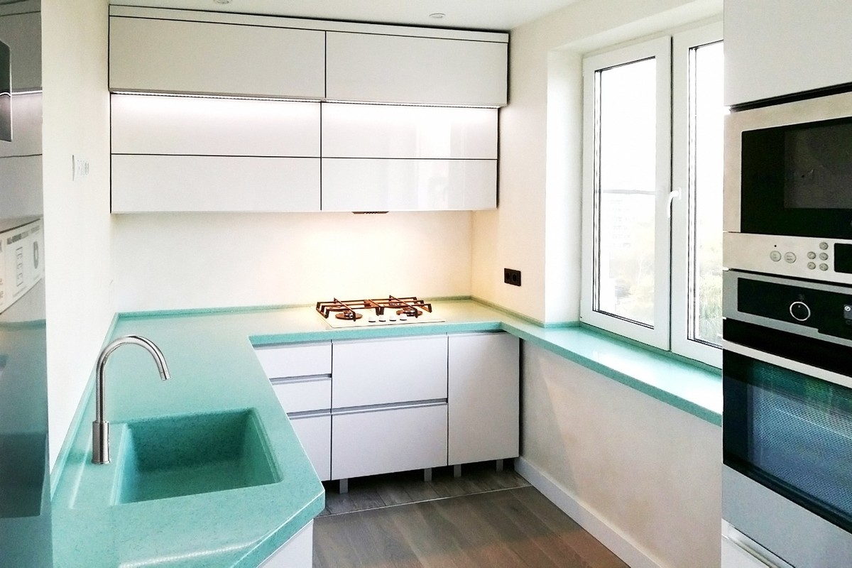 Современная кухня с фасадами из пластика