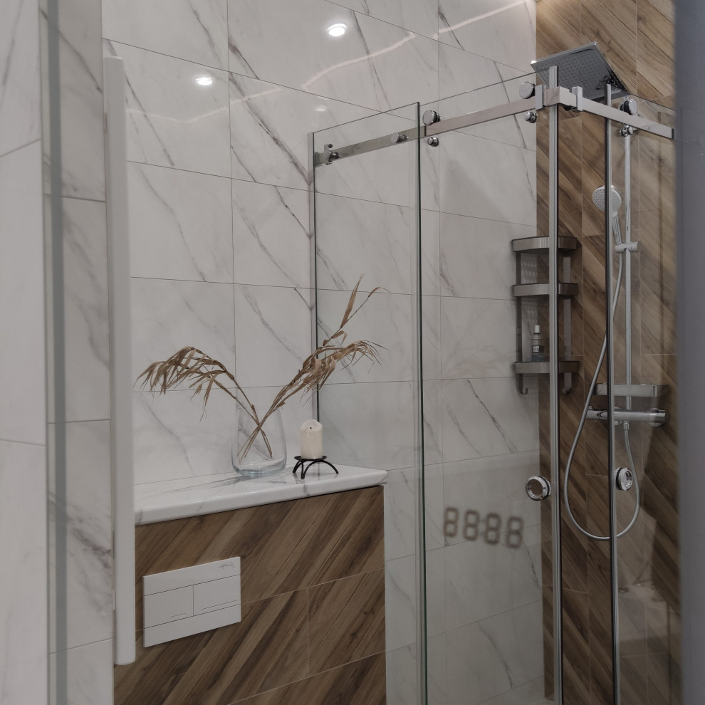 Modelo de cuarto de baño principal y blanco y madera actual de tamaño medio con bañera esquinera, ducha a ras de suelo, sanitario de pared, lavabo bajoencimera y ducha con puerta corredera