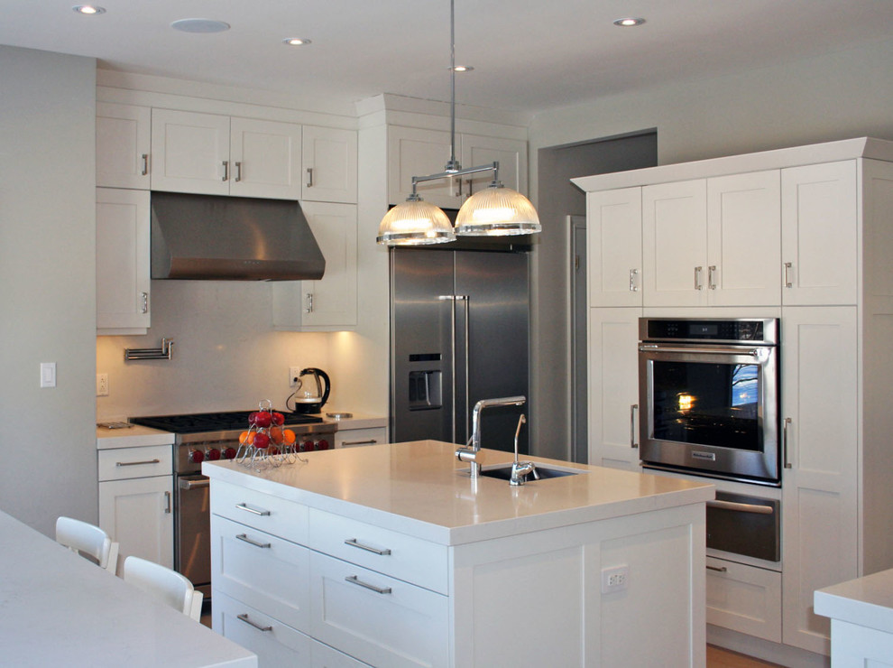 Kitchen - transitional kitchen idea in Toronto