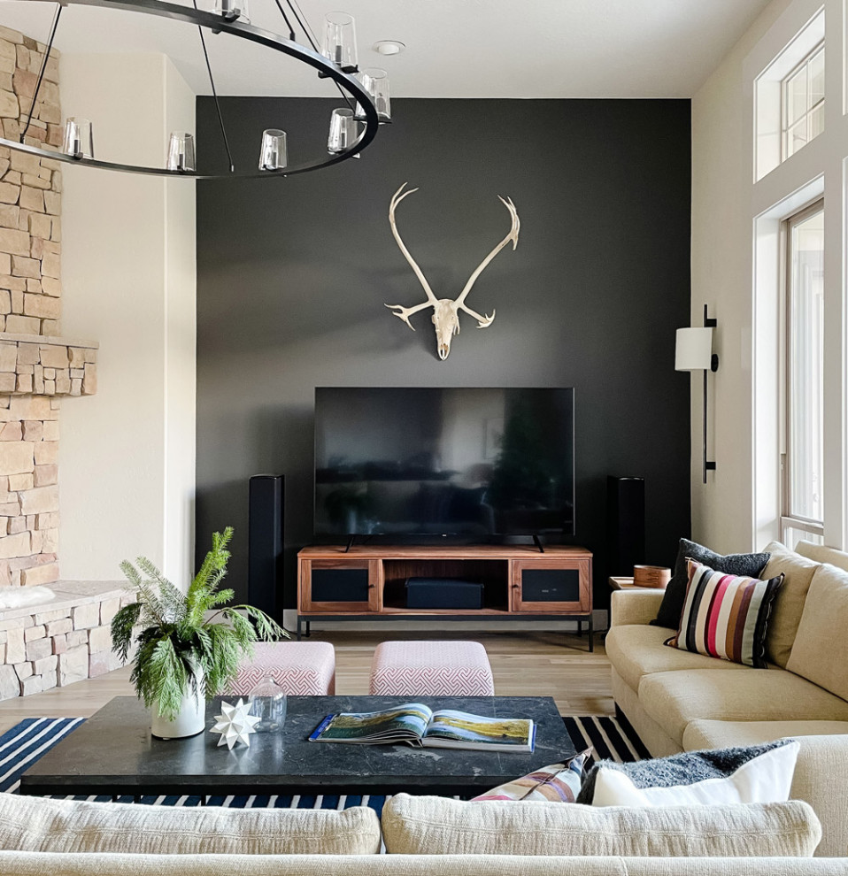 Источник вдохновения для домашнего уюта: гостиная комната в современном стиле с черными стенами, светлым паркетным полом и отдельно стоящим телевизором
