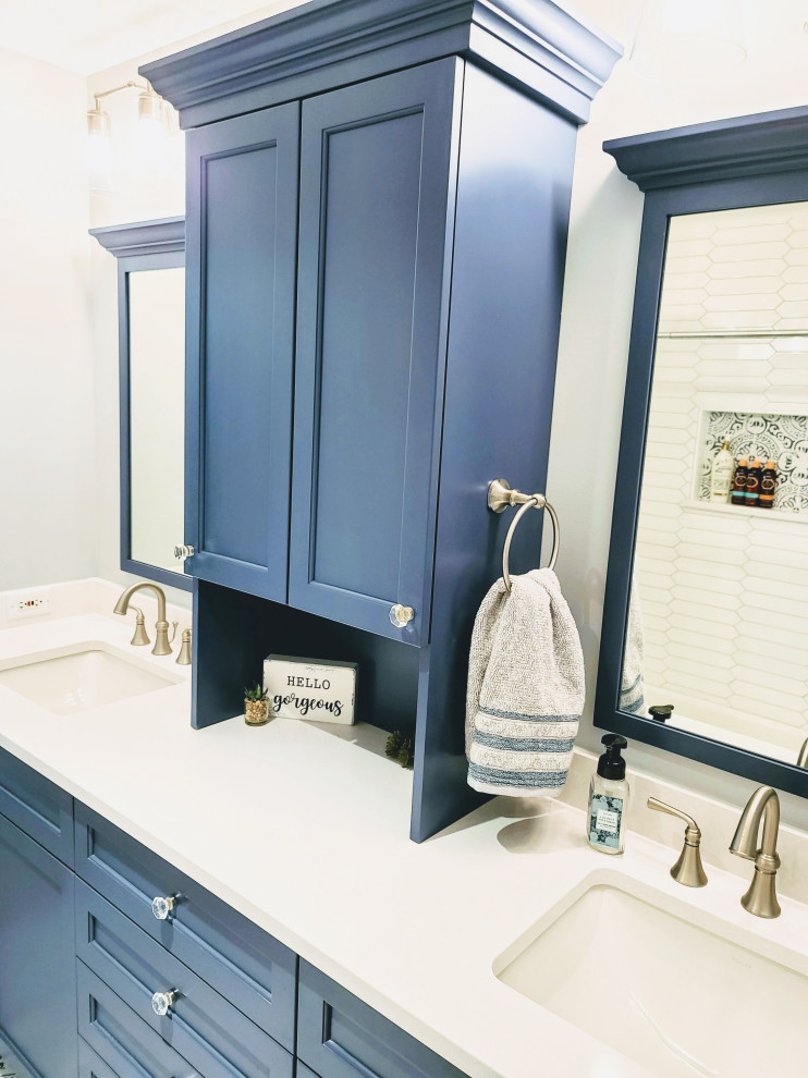 Источник вдохновения для домашнего уюта: детская ванная комната среднего размера в стиле кантри с фасадами с утопленной филенкой, синими фасадами, ванной в нише, душем над ванной, белой плиткой, керамической плиткой, серыми стенами, полом из керамогранита, врезной раковиной, столешницей из искусственного кварца, синим полом, шторкой для ванной, белой столешницей, нишей, тумбой под две раковины и встроенной тумбой