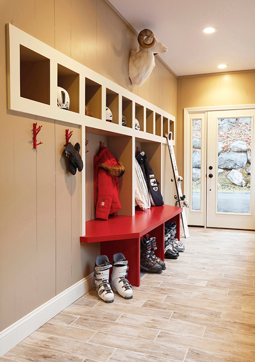 Example of a transitional entryway design in Burlington