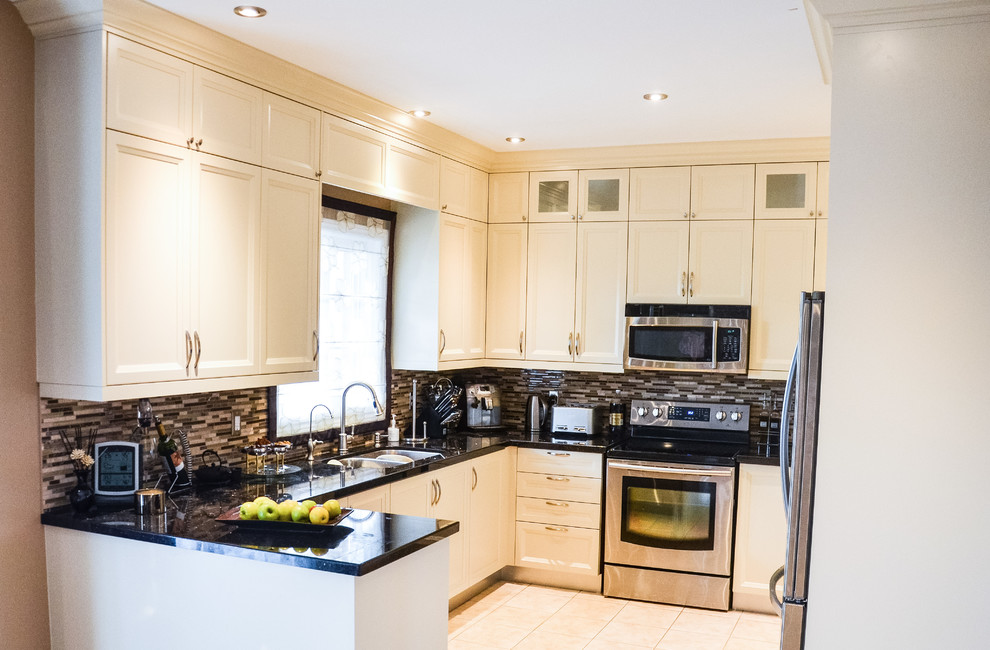 Transitional kitchen photo in Toronto