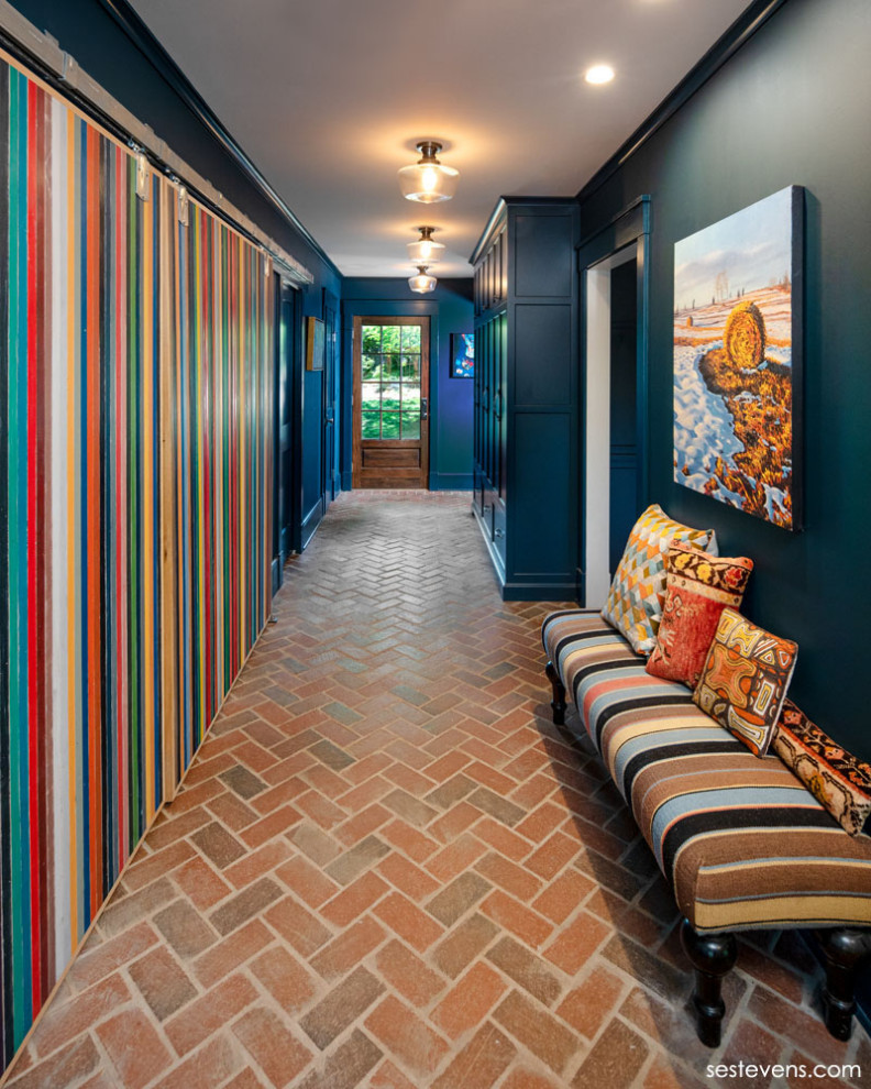 На фото: коридор среднего размера в классическом стиле с синими стенами, кирпичным полом и красным полом