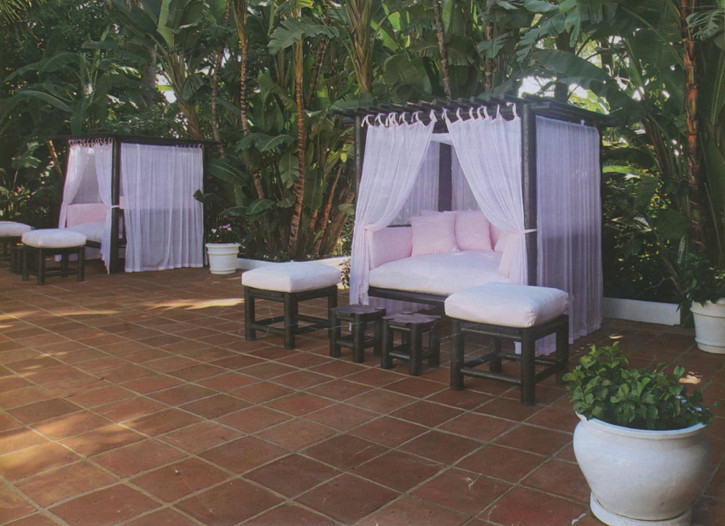 Modelo de terraza in patio lateral With jardín de macetas, adoquines de ladrillo and pérgola