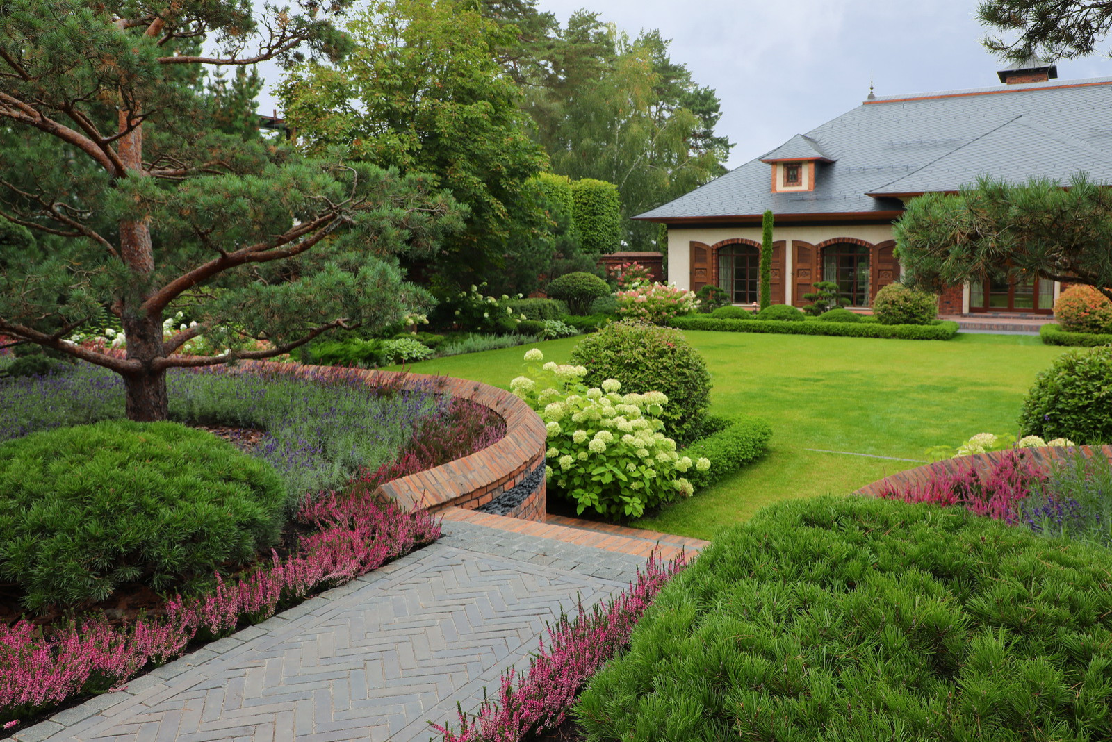 Коттеджный сад в Барвихе (дизайн и исполнение компании "Imperial Garden")
