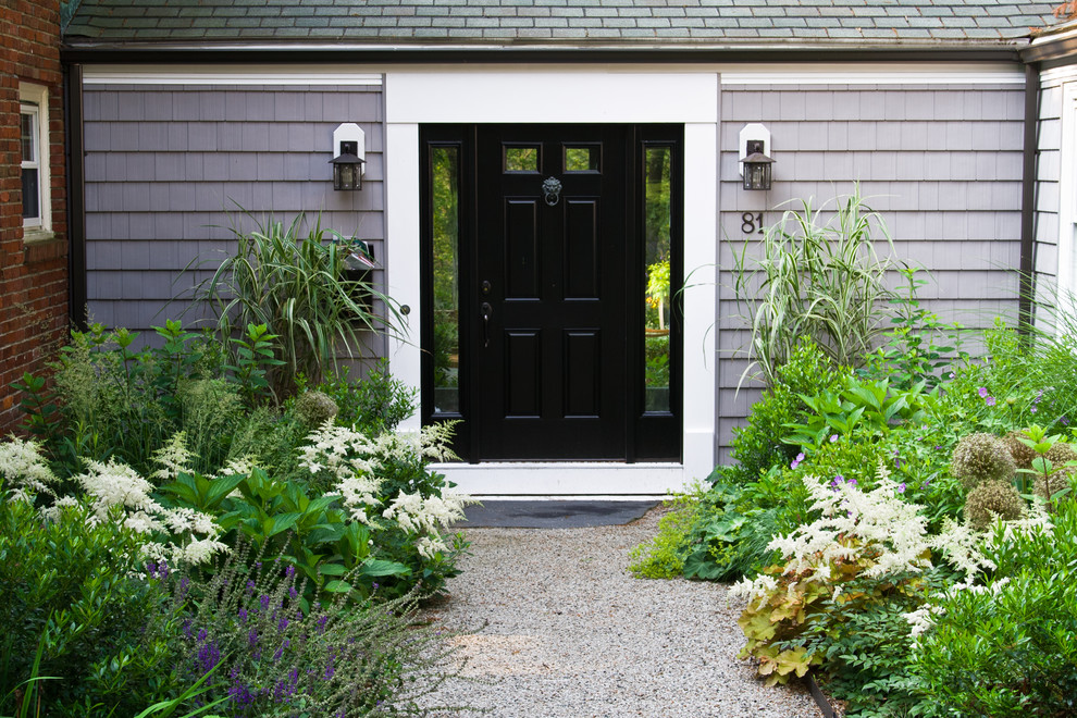 Design ideas for a traditional front yard garden in Boston with gravel.