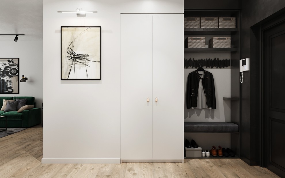 Повседневная одежда и обувь хранится в открытом виде на крючках и под сиденьем,