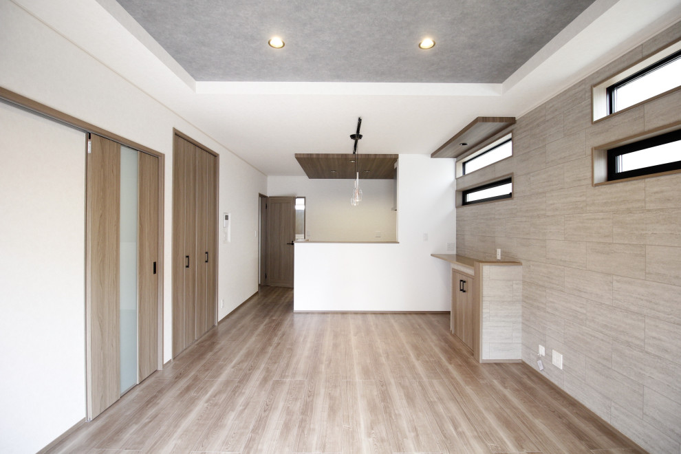 Ispirazione per un soggiorno minimalista con sala formale, pareti bianche, pavimento in compensato, pavimento marrone, soffitto ribassato e carta da parati