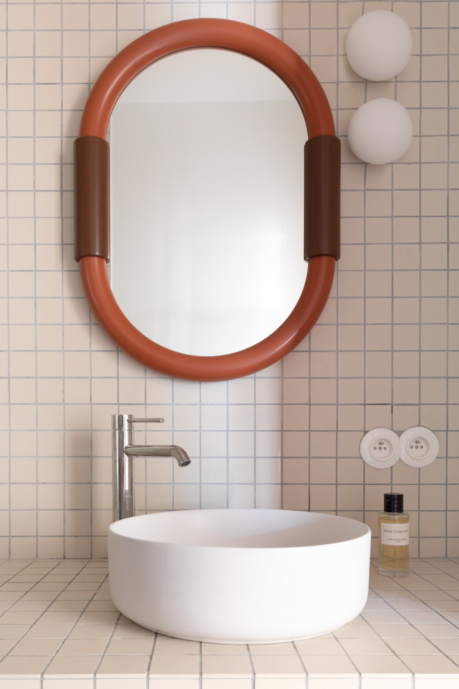 Immagine di una stanza da bagno padronale minimalista di medie dimensioni con piastrelle bianche, pareti bianche, lavabo a bacinella, top piastrellato, top bianco e un lavabo