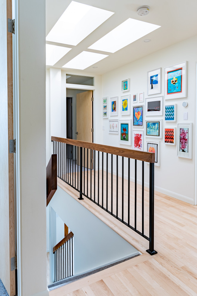 Пример оригинального дизайна: прямая лестница среднего размера в стиле ретро с ступенями с ковровым покрытием, ковровыми подступенками и деревянными перилами