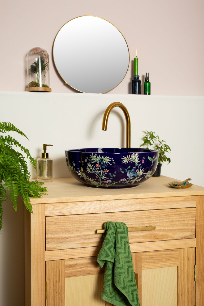 Idée de décoration pour une salle de bain bohème en bois brun avec un placard à porte shaker, une vasque, un plan de toilette en quartz, meuble simple vasque et meuble-lavabo sur pied.