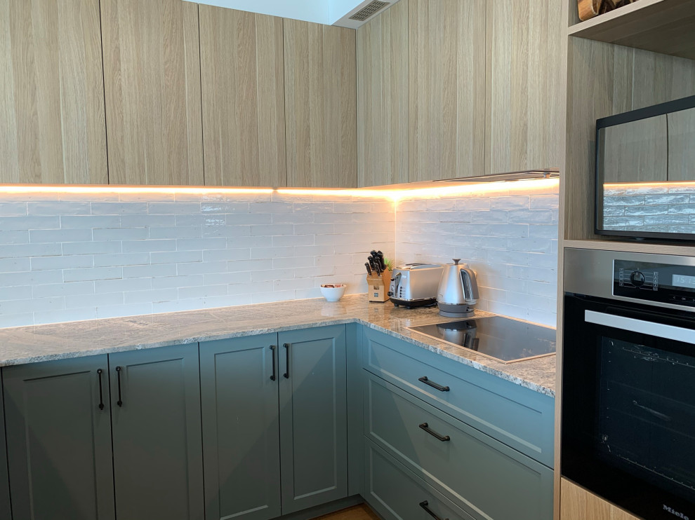 This is an example of a beach style kitchen in Gold Coast - Tweed.
