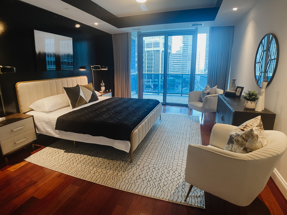 Источник вдохновения для домашнего уюта: хозяйская спальня среднего размера в современном стиле с черными стенами, паркетным полом среднего тона и коричневым полом