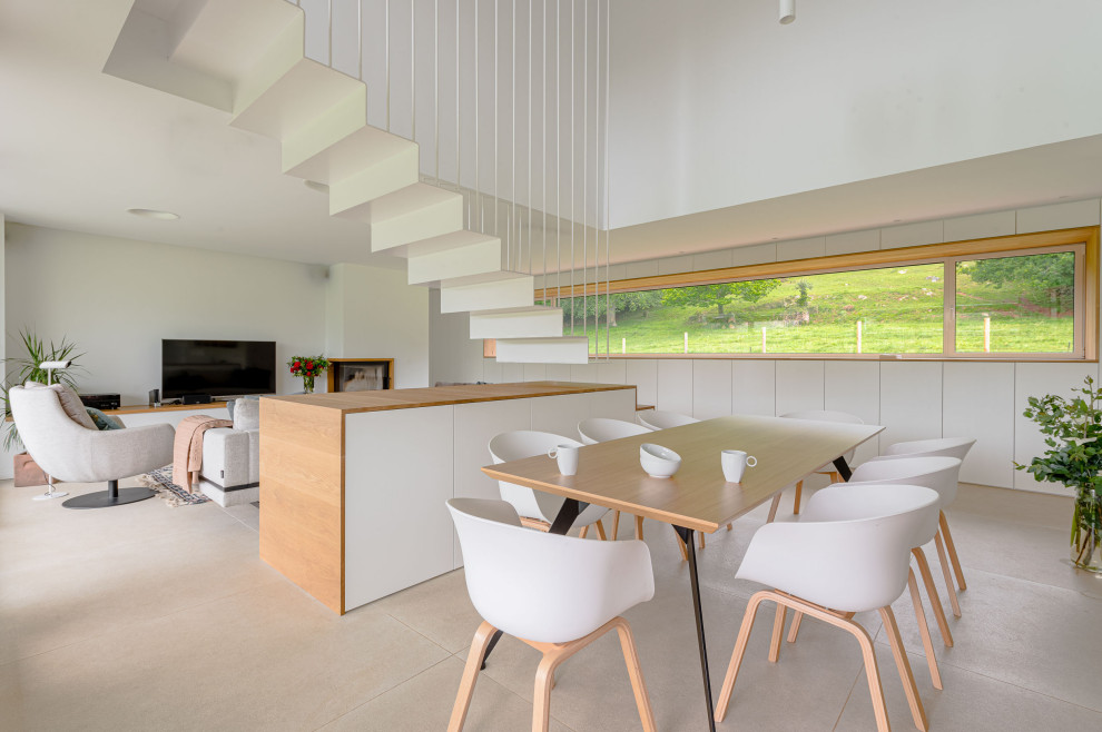 Esempio di una sala da pranzo aperta verso il soggiorno design con pareti bianche, pavimento con piastrelle in ceramica e pavimento beige