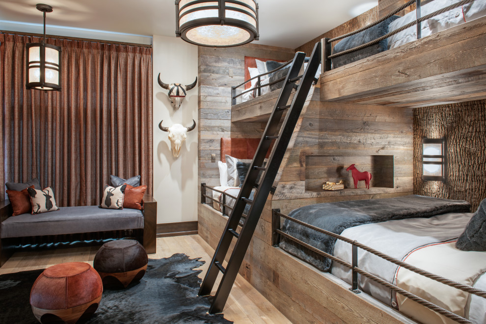 Пример оригинального дизайна: большая гостевая спальня (комната для гостей) в стиле рустика с бежевыми стенами, светлым паркетным полом, коричневым полом и деревянными стенами