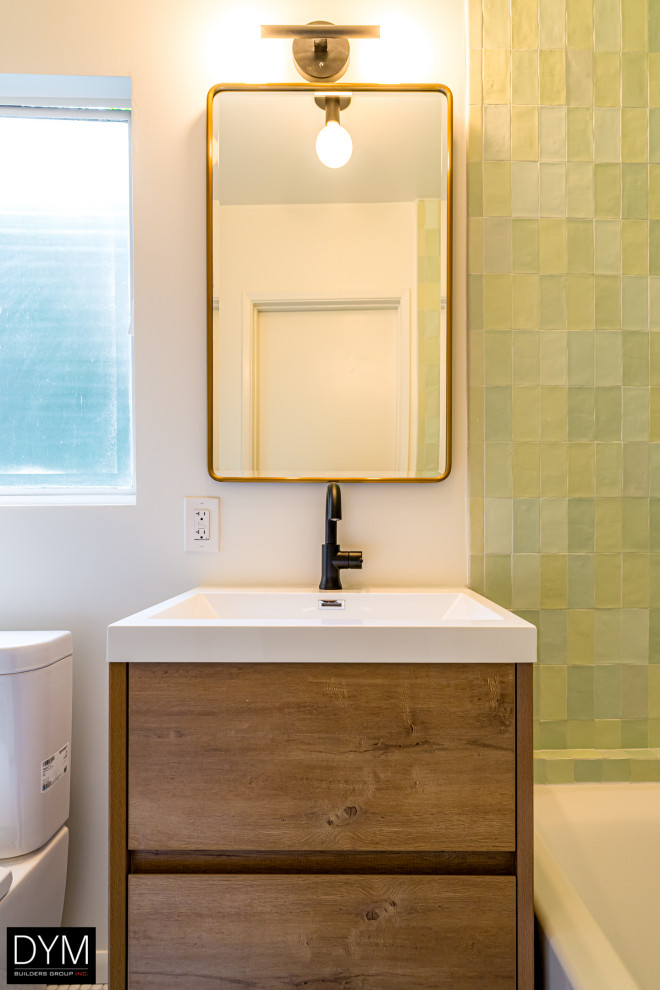 На фото: ванная комната в стиле рустика с плоскими фасадами, фасадами цвета дерева среднего тона, накладной ванной, душем над ванной, унитазом-моноблоком, зеленой плиткой, керамической плиткой, белыми стенами, душевой кабиной, накладной раковиной, столешницей из искусственного камня, белым полом, открытым душем, белой столешницей, тумбой под одну раковину, подвесной тумбой, потолком с обоями, обоями на стенах и полом из керамогранита с