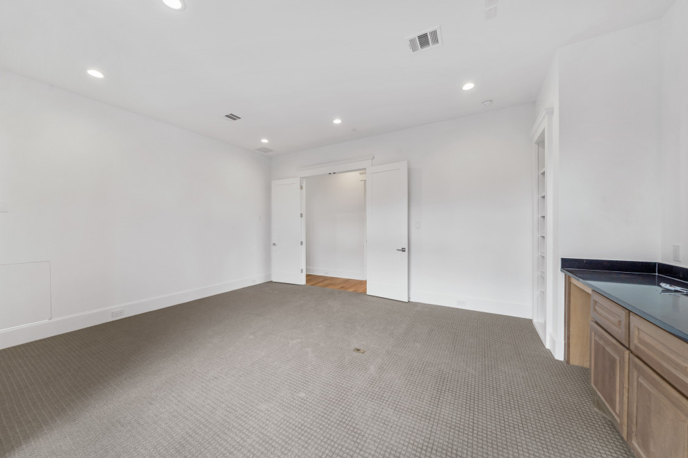 Example of a transitional home design design in Houston