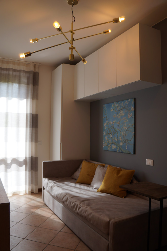 Immagine di una piccola camera degli ospiti contemporanea con pareti grigie, pavimento in mattoni e pavimento rosso