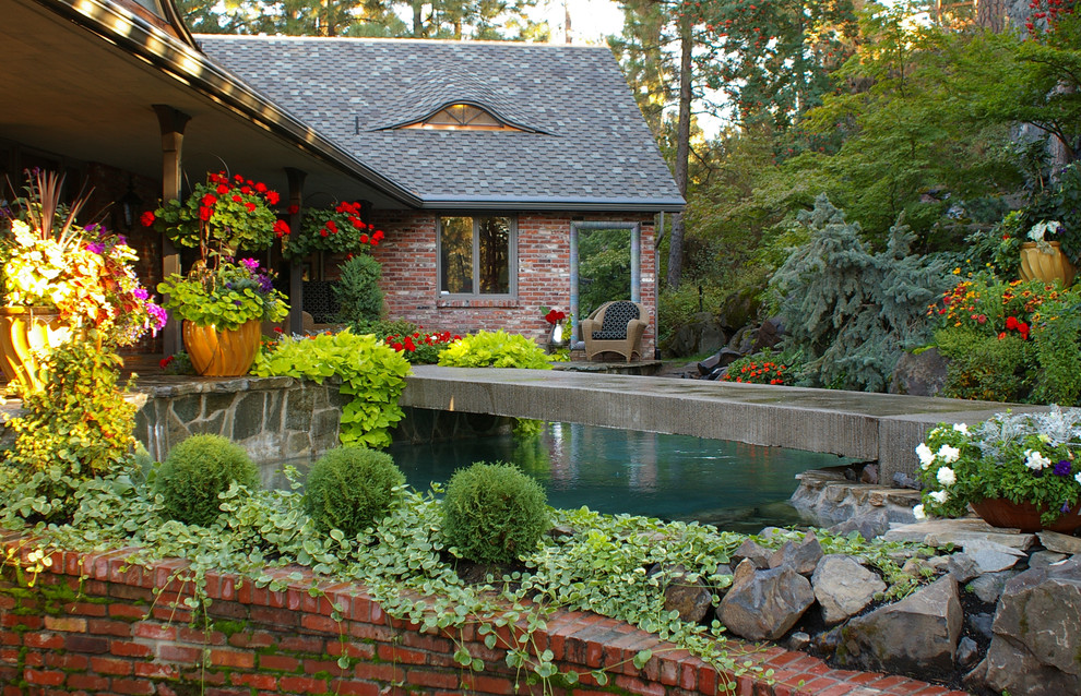 Inspiration for a traditional backyard garden in Seattle.