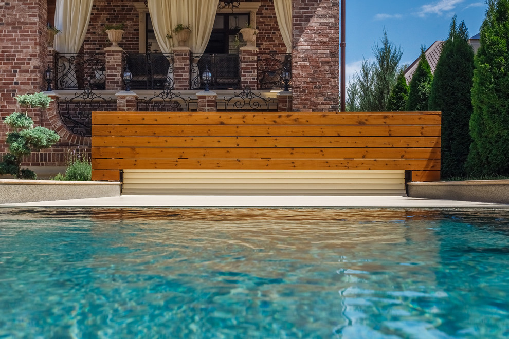 Роллетное покрытие для бассейна под декоративным деревянным коробом.