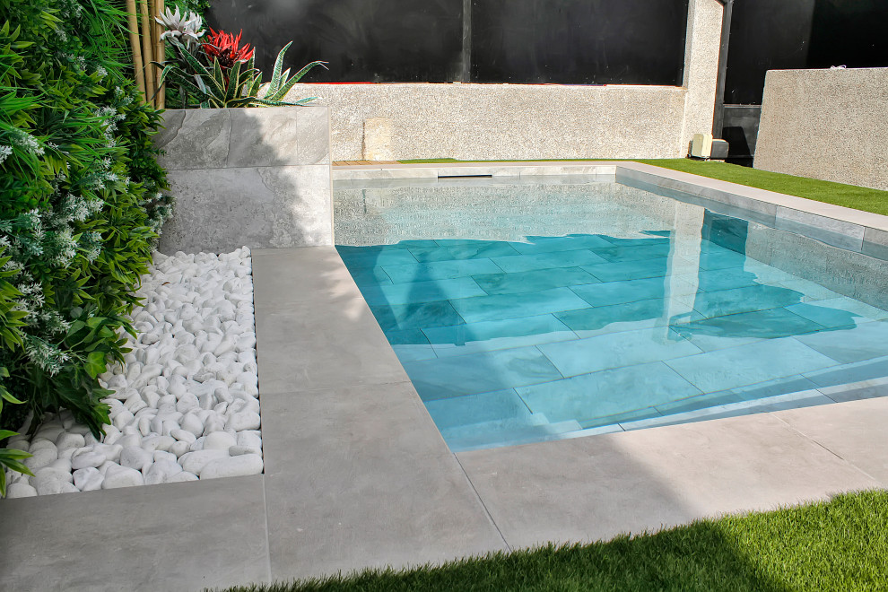 Idéer för en mellanstor modern pool, med poolhus och kakelplattor