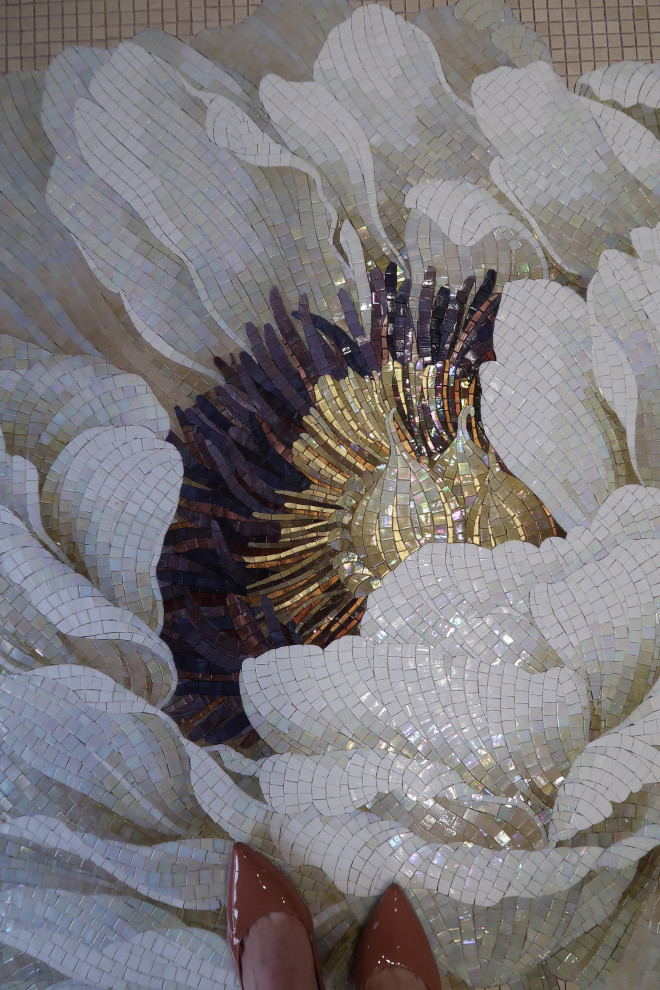 Художественное панно из мозаики "Белый махровый пион" Фон Античное золото