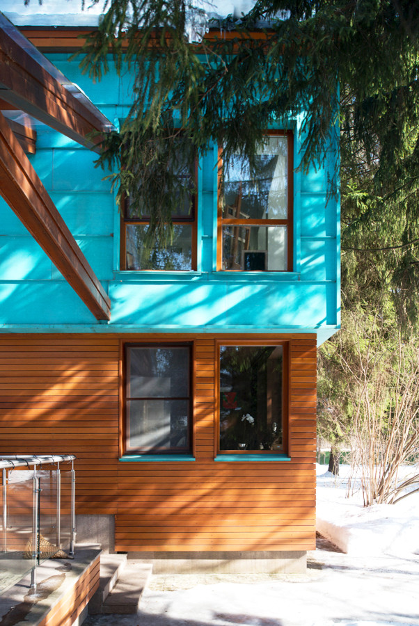 Дом из меди и дерева