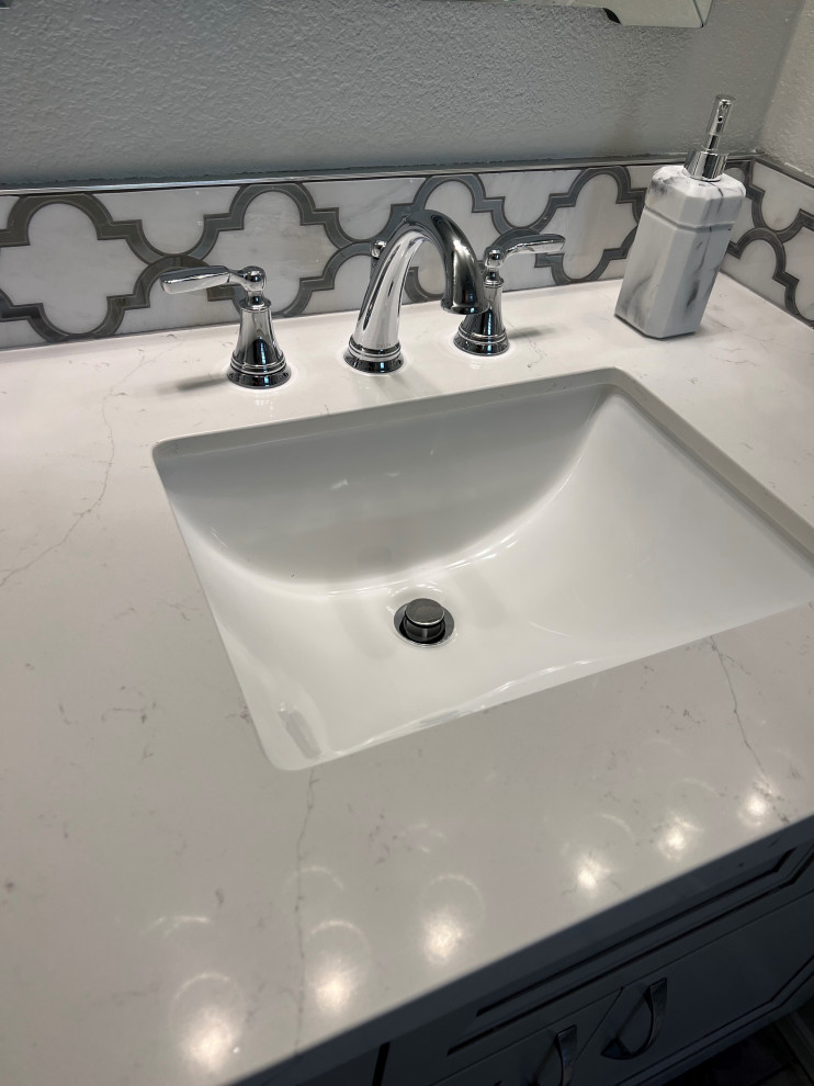 Idéer för att renovera ett stort shabby chic-inspirerat vit vitt en-suite badrum, med grå skåp, ett badkar i en alkov, en hörndusch, porslinskakel, ett undermonterad handfat, bänkskiva i kvarts och dusch med skjutdörr