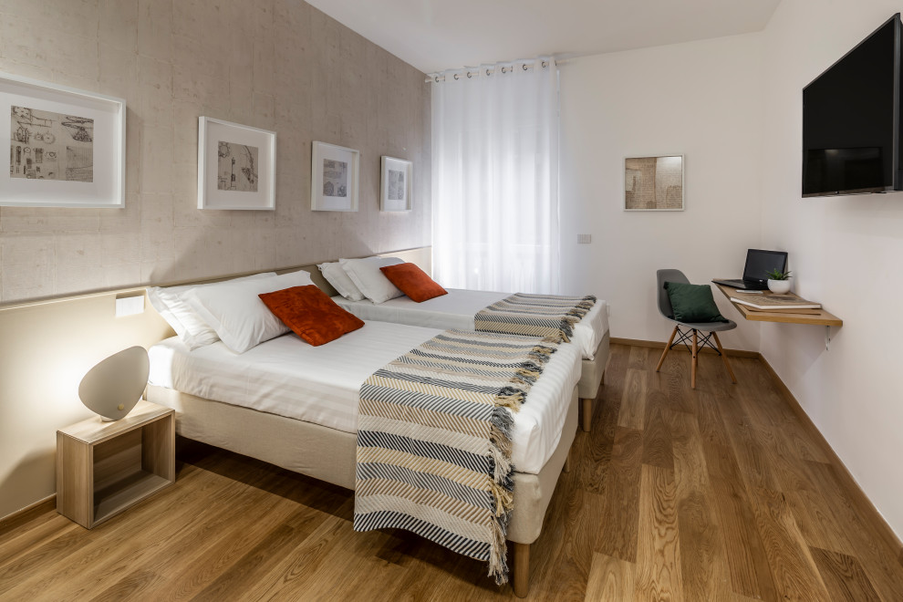 Design ideas for a modern master bedroom in Milan with beige walls, light hardwood floors and beige floor.