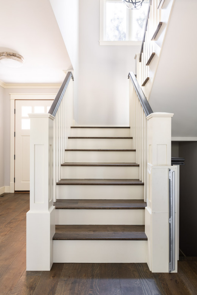 Ejemplo de escalera en U moderna grande con escalones de madera, contrahuellas de madera pintada y barandilla de madera