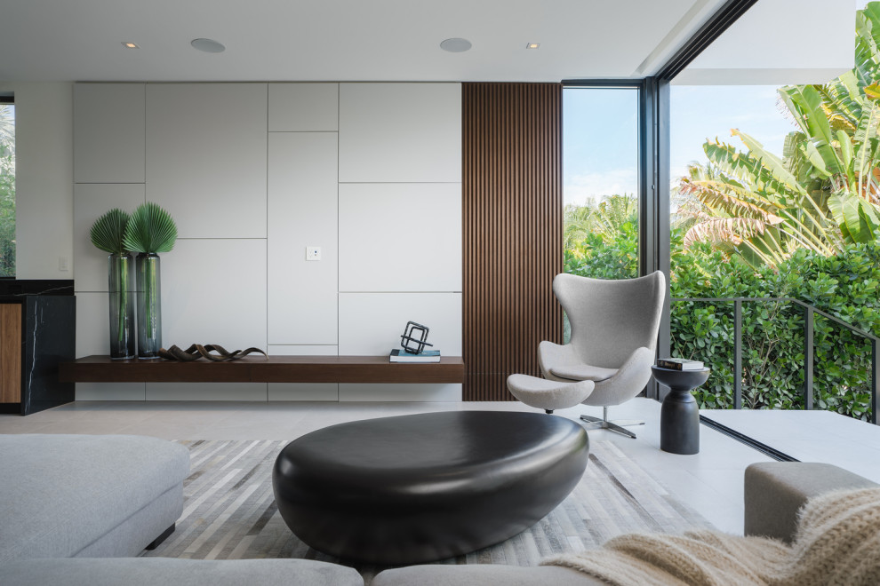 Großes Modernes Wohnzimmer mit Multimediawand, braunem Boden und Wandpaneelen in Miami