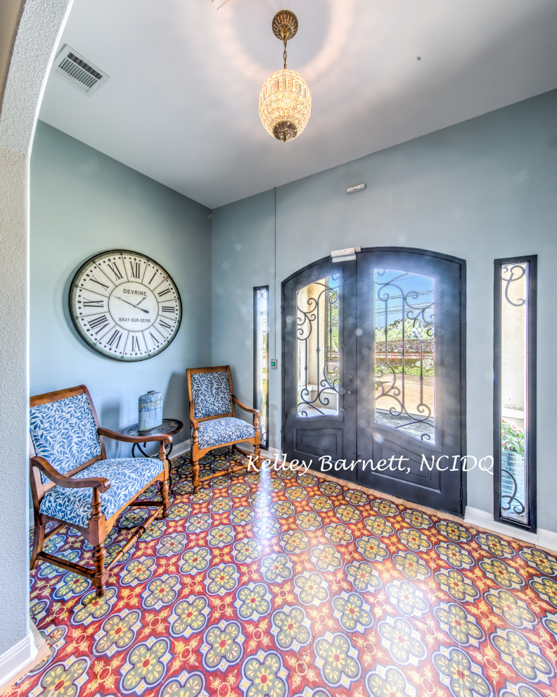 Foto de distribuidor clásico renovado de tamaño medio con paredes azules, suelo de madera pintada, puerta doble, puerta marrón y suelo multicolor