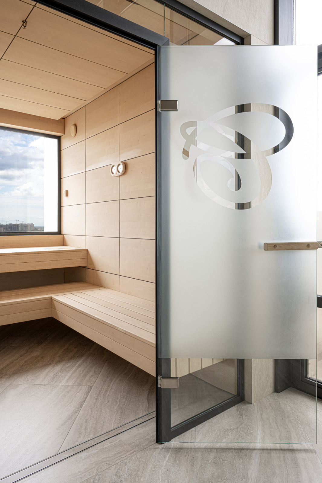Сауна с большим окном