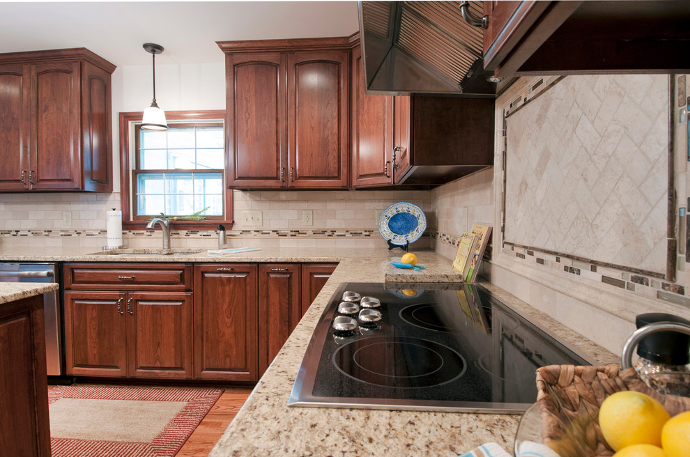 Example of a transitional home design design in Columbus