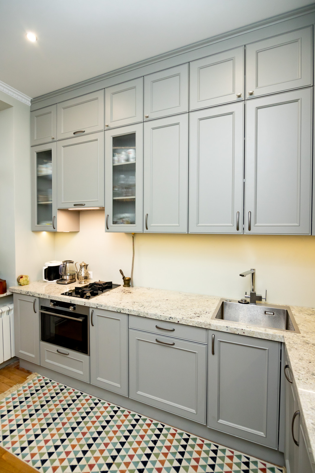 Светло-серая кухня в классическом стиле