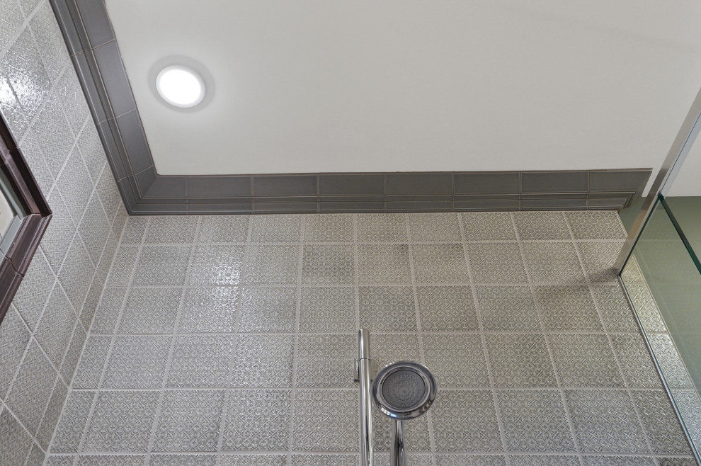 Exempel på ett stort amerikanskt grå grått badrum, med skåp i shakerstil, skåp i mellenmörkt trä, en kantlös dusch, gröna väggar, klinkergolv i porslin, ett undermonterad handfat, granitbänkskiva och dusch med duschdraperi