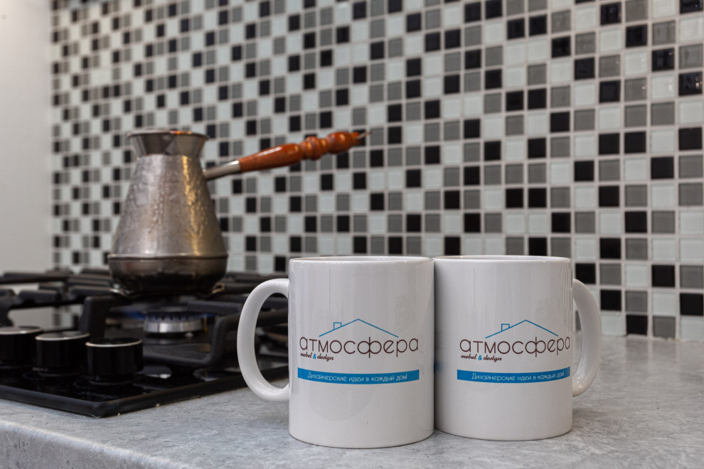 Черно-белая кухня с фартуком мозаика