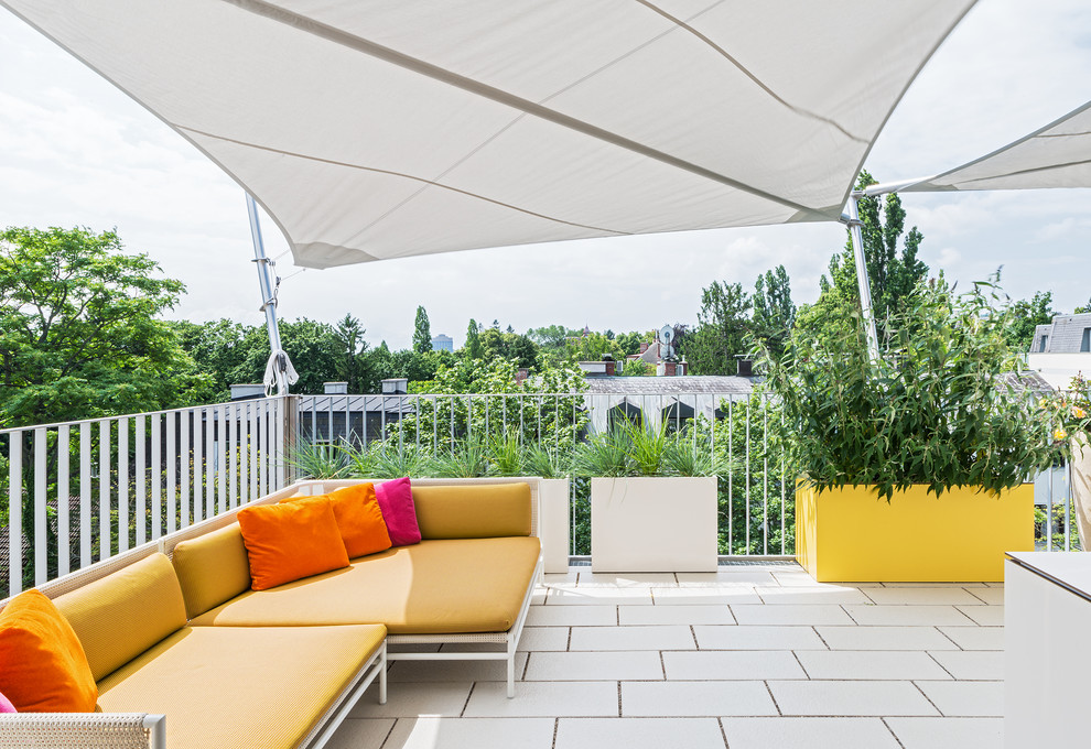 Dachterrasse auf dem Dach mit Markisen und Kübelpflanzen