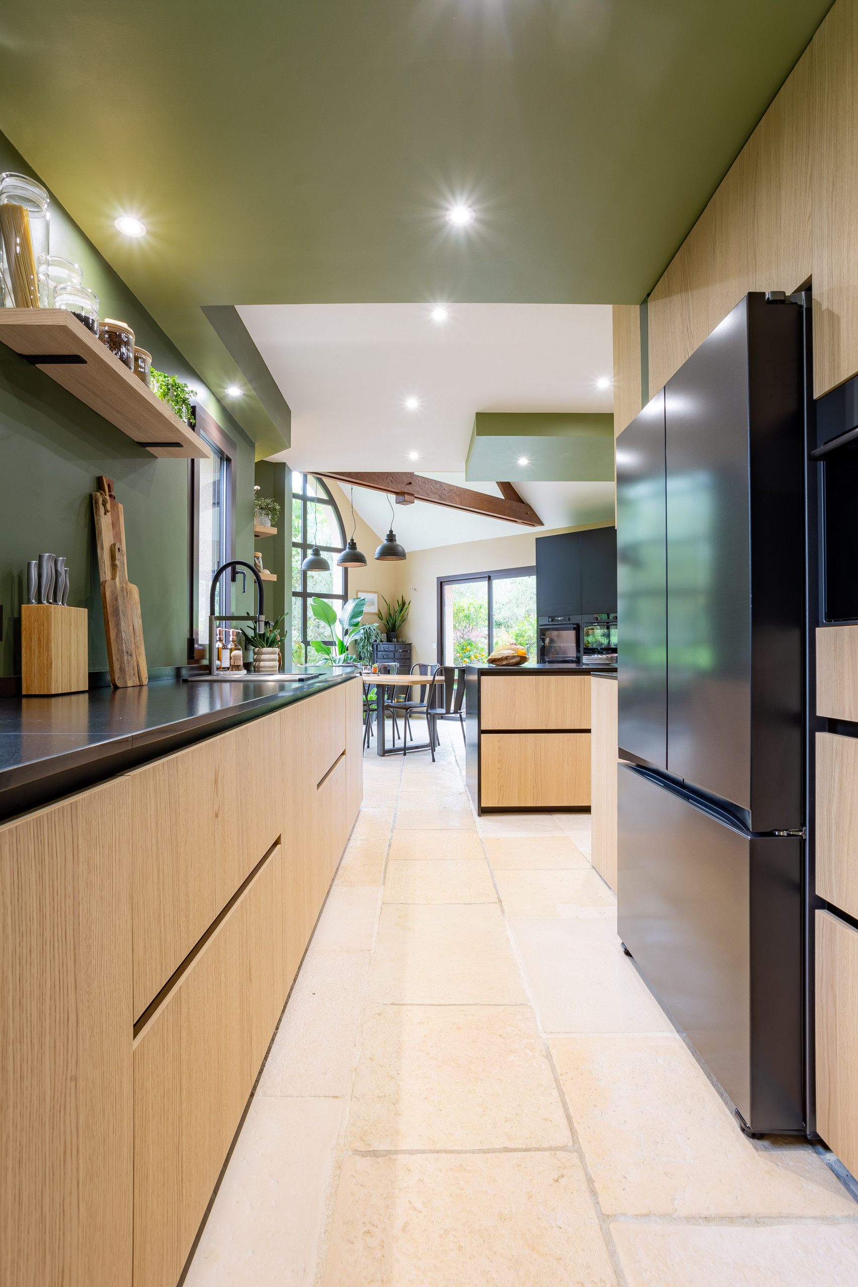 Réalisation d'une cuisine en bois dans un écrin végétal